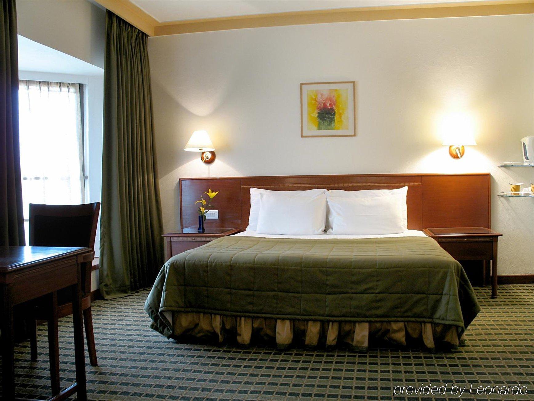 The Central Park Hotel Pune Room photo